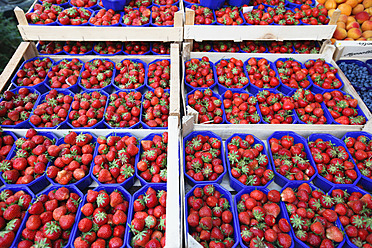 Deutschland, Bremen, Erdbeeren in Schale auf dem Markt - KSWF000763