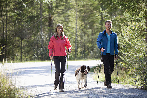 Deutschland, Bayern, Paar beim Nordic Walk mit englischem Springerspaniel - MAEF003867