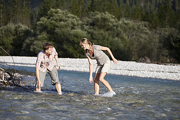 Deutschland, Oberbayern, Pärchen hat Spaß im Fluss - MAEF003873