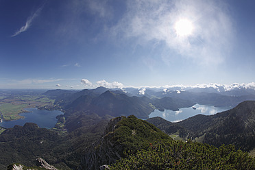 Deutschland, Bayern, Oberbayern, Blick auf den Walchensee und den Kochelsee - SIEF001916