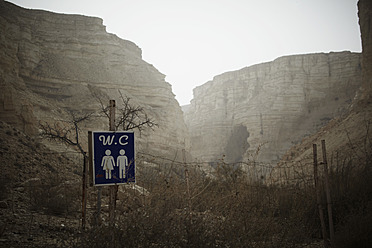 Israel, Toilet sign with ein avdat canyon in background - TLF000594