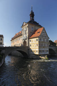 Deutschland, Bayern, Bamberg, Ansicht des alten Rathauses mit Regnitz - SIEF001920