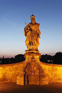 Deutschland, Bayern, Bamberg, Statue der Kaiserin Kunigunde auf Brücke - SIEF001928