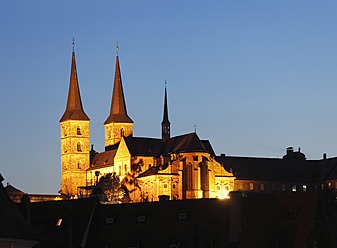 Deutschland, Bayern, Bamberg, Blick auf die Abtei Michelsberg in der Abenddämmerung - SIEF001929