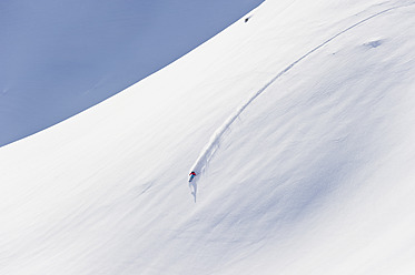 Österreich, Zurs, Lech, Junge Frau beim alpinen Skifahren am Arlberg - MIRF000276
