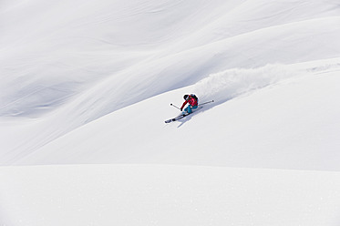 Austria, Zurs, Lech, Young woman doing alpine skiing on Arlberg mountain - MIRF000277