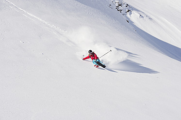 Austria, Zurs, Lech, Young woman doing alpine skiing on Arlberg mountain - MIRF000278