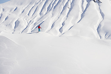 Österreich, Zurs, Lech, Junge Frau beim alpinen Skifahren am Arlberg - MIRF000279