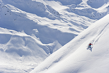 Österreich, Zurs, Lech, Junge Frau beim alpinen Skifahren am Arlberg - MIRF000280