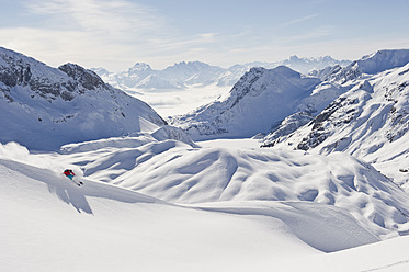 Austria, Zurs, Lech, Young woman doing alpine skiing on Arlberg mountain - MIRF000281