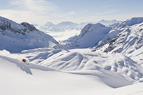 Österreich, Zurs, Lech, Junge Frau beim alpinen Skifahren am Arlberg - MIRF000281