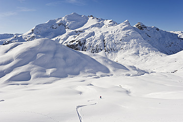 Österreich, Zurs, Lech, Junge Frau beim alpinen Skifahren am Arlberg - MIRF000284