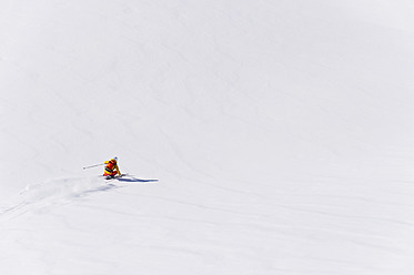 Österreich, Junge Frau beim alpinen Skifahren - MIRF000290