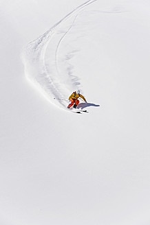 Österreich, Junge Frau beim alpinen Skifahren - MIRF000291