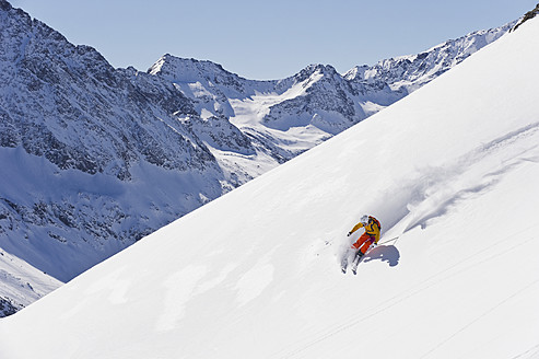 Österreich, Junge Frau beim alpinen Skifahren - MIRF000292