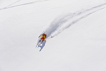 Österreich, Junge Frau beim alpinen Skifahren - MIRF000293