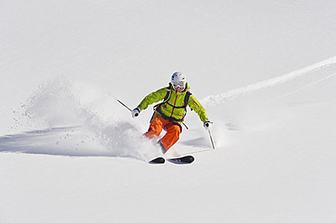Österreich, Junge Frau beim alpinen Skifahren - MIRF000297