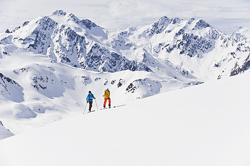Österreich, Stuben, Junges Paar beim Telemark-Skifahren am Arlberg - MIRF000299