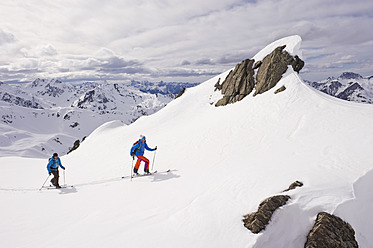 Österreich, Stuben, Junges Paar beim Telemark-Skifahren am Arlberg - MIRF000301