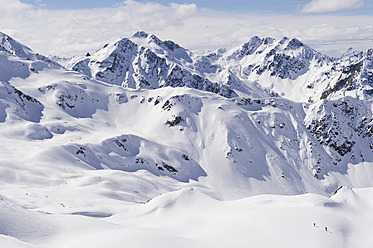 Österreich, Stuben, Junges Paar beim Telemark-Skifahren am Arlberg - MIRF000302