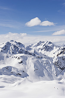 Österreich, Stuben, Junges Paar beim Telemark-Skifahren am Arlberg - MIRF000303