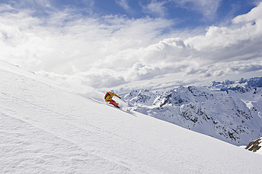 Austria, Stuben, Young woman telemark skiing on arlberg mountain - MIRF000304