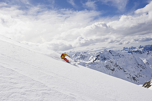 Österreich, Stuben, Junge Frau beim Telemark-Skifahren am Arlberg - MIRF000304