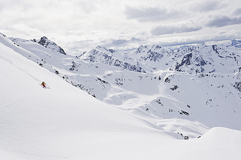 Österreich, Stuben, Junge Frau beim Telemark-Skifahren am Arlberg - MIRF000305
