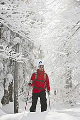 Deutschland, Bayern, Junger Mann beim Telemark-Skifahren im Herzogstand-Bergwald - MIRF000315