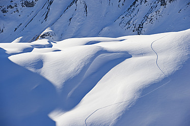 Österreich, Zuers, Skispuren im Schnee - MIRF000328