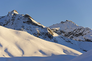 Österreich, Zuers, Skispuren im Schnee - MIRF000329