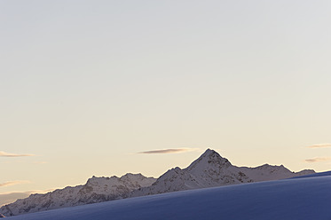 Österreich, Zuers, Blick auf die Alpen in der Morgendämmerung - MIRF000330