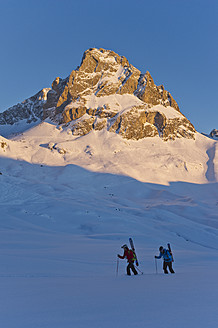 Österreich, Zuers, Telemark-Skifahrer beim Wandern im Schnee am Arlberg - MIRF000331