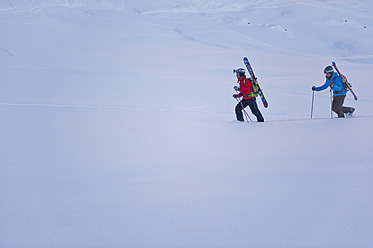 Österreich, Zuers, Telemark-Skifahrer beim Wandern im Schnee am Arlberg - MIRF000332