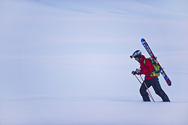 Österreich, Zuers, Junger Mann beim Telemark-Skifahren am Arlberg - MIRF000334