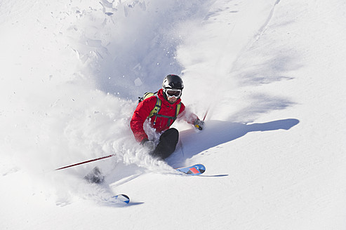 Österreich, Zuers, Junger Mann beim Telemark-Skifahren am Arlberg - MIRF000337