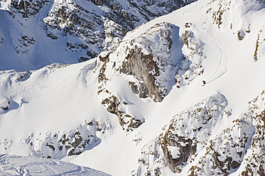 Österreich, Zuers, Junger Mann beim Telemark-Skifahren am Arlberg - MIRF000338