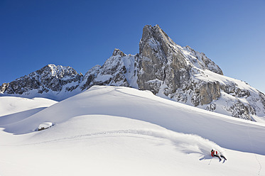 Österreich, Zuers, Junger Mann beim Telemark-Skifahren am Arlberg - MIRF000341