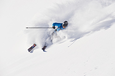 Austria, Zuers, Young man doing telemark skiing on Arlberg mountain - MIRF000345