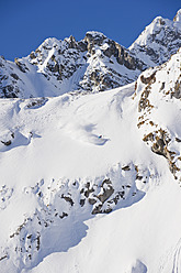 Österreich, Zuers, Junger Mann beim Telemark-Skifahren am Arlberg - MIRF000346