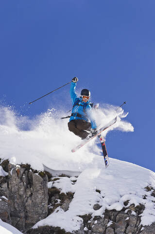 Austria, Zuers, Young man doing telemark skiing on Arlberg mountain stock photo