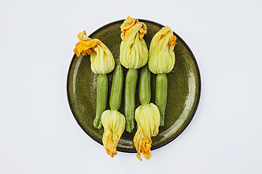Zucchini with flowers in ceramic plate, close up - GWF001579