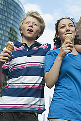 Germany, Berlin, Teenage couple eating ice cream - WESTF017542