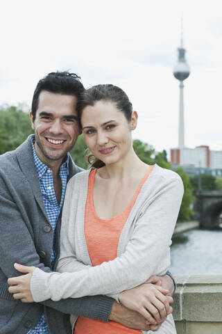 Deutschland, Berlin, Paar stehend auf Brücke, Porträt, lächelnd, lizenzfreies Stockfoto