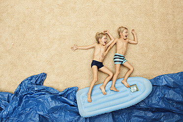 Deutschland, Jungen auf Schlauchboot im Wasser am Strand - BAEF000281