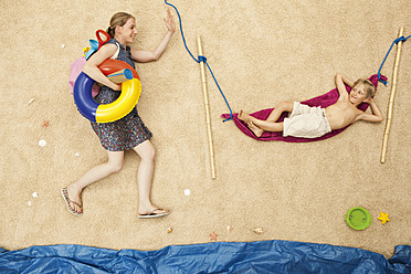Deutschland, Mutter mit Spielzeug und Sohn ruht in Hängematte am Strand - BAEF000289