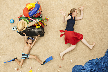 Deutschland, Mutter und Sohn mit Spielzeug und Gepäck am Strand - BAEF000297