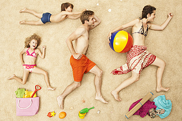 Deutschland, Künstliche Strandszene mit Familie und Strandspielzeug - BAEF000308