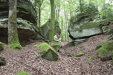 Deutschland, Rheinland-Pfalz, Älteres Paar liest Karte im Naturpark - GWF001595