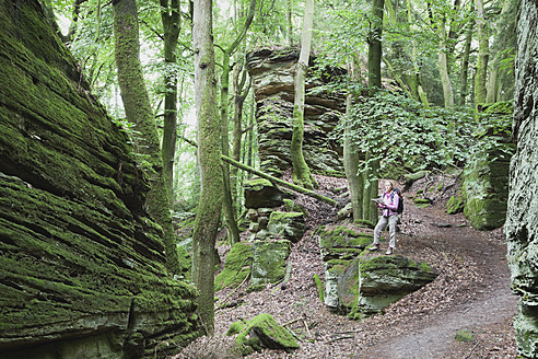 Deutschland, Rheinland-Pfalz, Ältere Frau beim Wandern im Naturpark - GWF001598